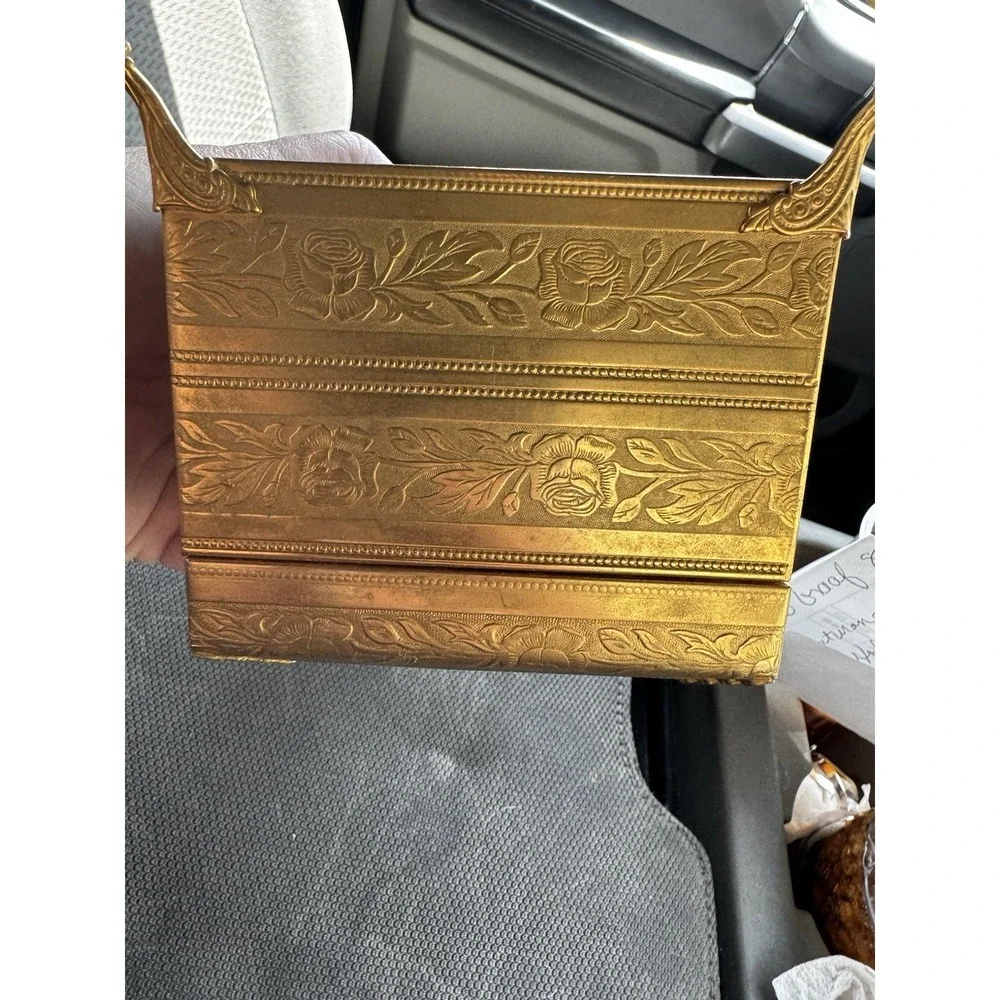 VTG MUSICAL JEWELRY BOX LE CARILLON MVMT ORNATE  GOLD FLORAL FOOTED DESIGN